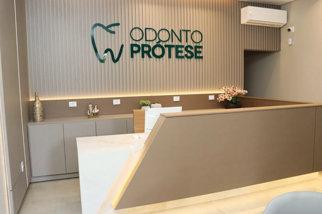 Recepção moderna da Odonto Prótese com logo na parede